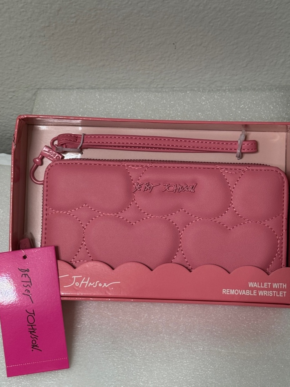 🔥✨ Betsey Johnson Hot Pink Quilted Heart Wristlet Wallet❤️ - Picture 8 of 9